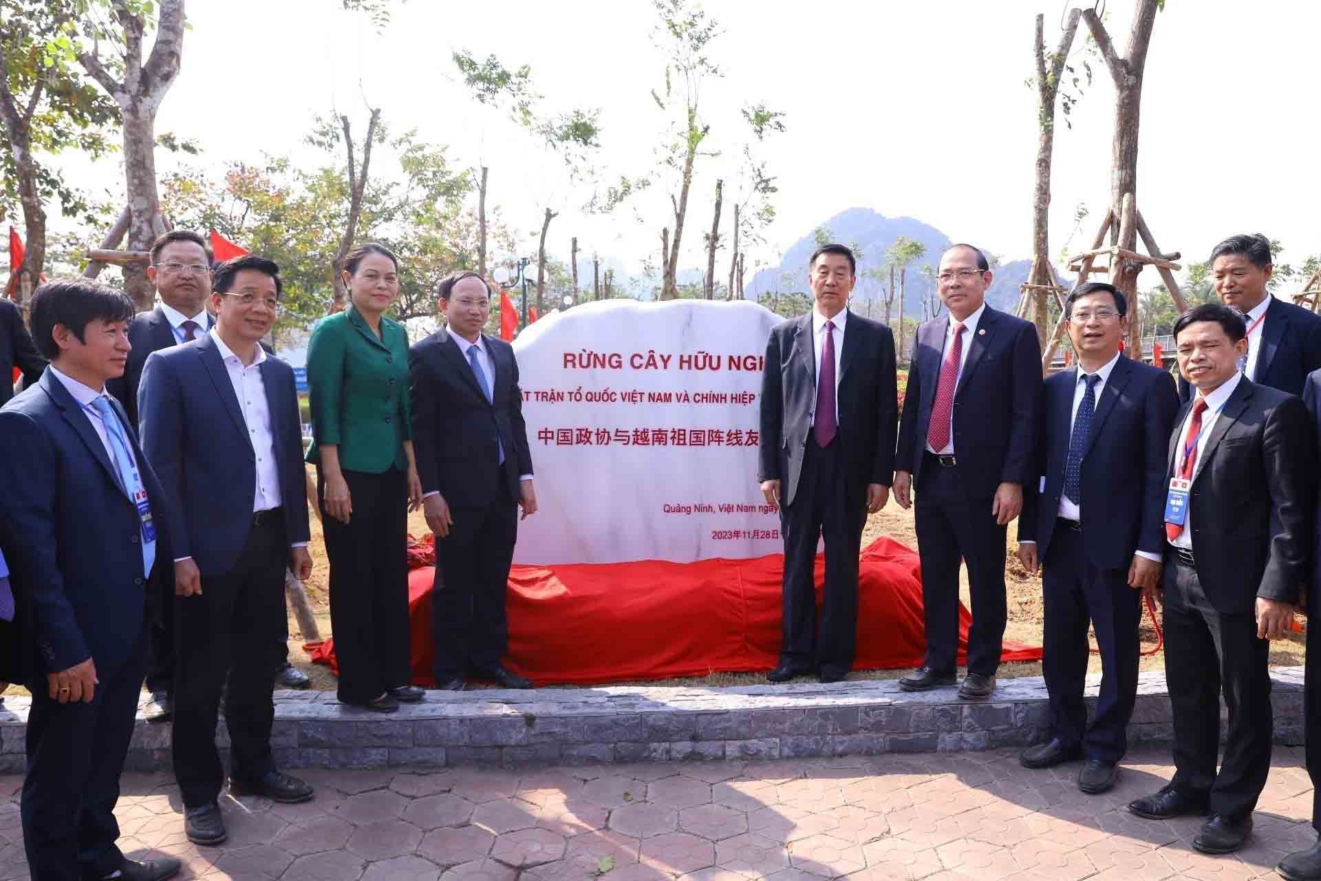 Phó Chủ tịch, Tổng thư ký Ủy ban Trung ương MTTQ Việt Nam Nguyễn Thị Thu Hà và Phó Chủ tịch Chính hiệp toàn quốc Trung Quốc Vương Dũng với đại biểu hai nước bên rừng cây hữu nghị. (Nguồn: TTXVN)