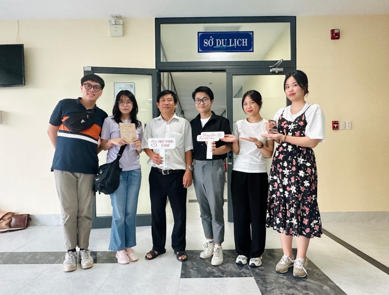 Đội ngũ dự án trong buổi trao đổi, làm việc với lãnh đạo Sở Du lịch Thừa Thiên Huế. (Ảnh: TGCC)