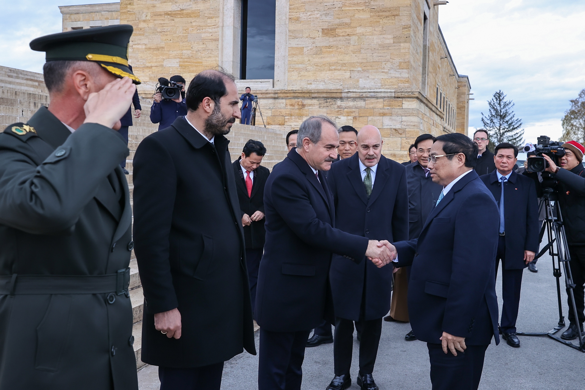 Thủ tướng Chính phủ Phạm Minh Chính và Phu nhân vào lăng viếng 'người cha của đất nước Thổ Nhĩ Kỳ hiện đại' Thủ tướng Chính phủ Phạm Minh Chính và Phu nhân vào lăng viếng 'người cha của đất nước Thổ Nhĩ Kỳ hiện đại'