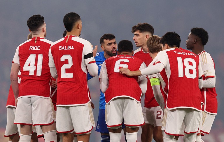 Các cầu thủ Arsenal tự khích lệ tinh thần trước giờ bóng lăn. Các cầu thủ Arsenal tự khích lệ tinh thần trước giờ bóng lăn.