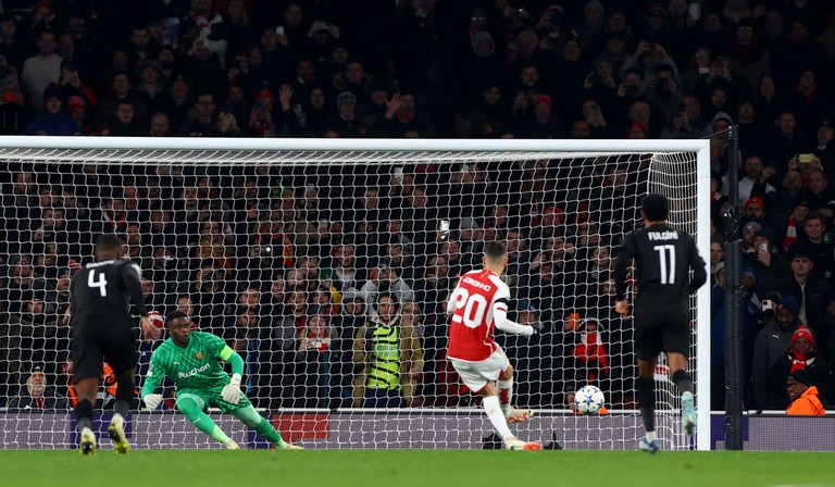 Cuối trận, Jorginho đá penalty thành công ấn định chiến thắng 6-0. Cuối trận, Jorginho đá penalty thành công ấn định chiến thắng 6-0.