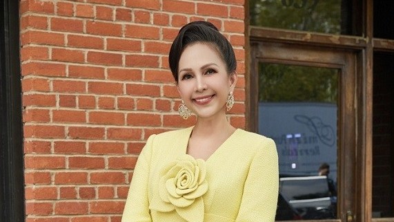 Xinh đẹp dạo phố Mỹ, diễn viên 6x Diễm My chọn đầm vải tweed kết hợp phụ kiện hàng hiệu