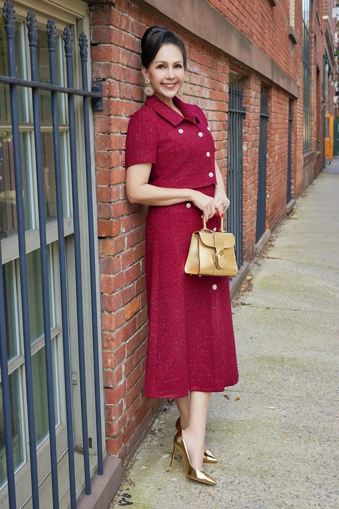 Mùa thời trang cuối năm, NTK Đỗ Mạnh Cường lăng xê trang phục bằng vải tweed với bảng màu đa dạng, có độ dày vừa phải. Diễn viên Diễm My sớm có các thiết kế này và được chị mang trong chuyến đi Mỹ gần đây.