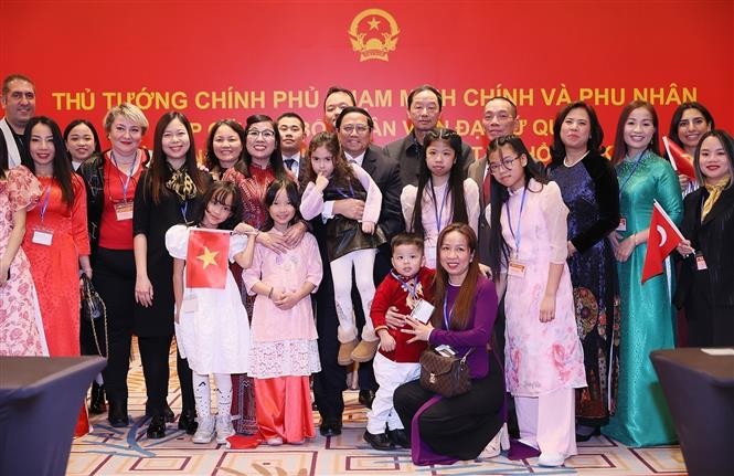 Thủ tướng Phạm Minh Chính và Phu nhân với cán bộ, nhân viên Đại sứ quán Việt Nam tại Thổ Nhĩ Kỳ. (Nguồn: TTXVN) Thủ tướng Phạm Minh Chính và Phu nhân với cán bộ, nhân viên Đại sứ quán Việt Nam tại Thổ Nhĩ Kỳ. (Nguồn: TTXVN)