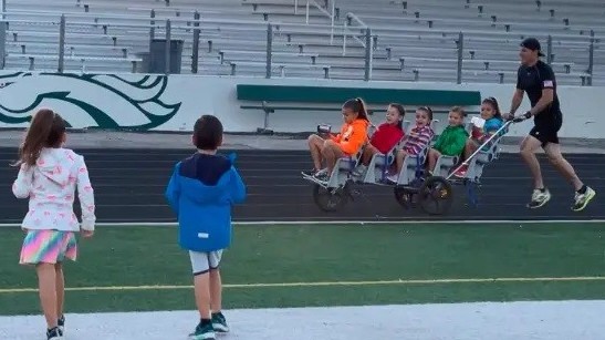 Mỹ: Ông bố lập Kỷ lục Guinness khi vừa chạy bộ vừa đẩy xe chở 5 người con còn nhỏ