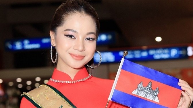 Hoa hậu Trái đất 2023: Loạt mỹ nhân các nước diện áo dài, khăn rằn khi đến sân bay Tân Sơn Nhất