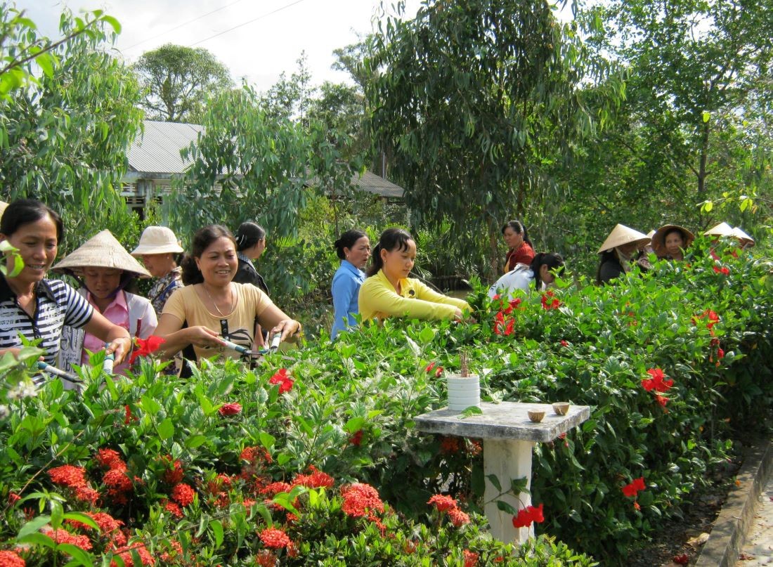 Bà con Khmer ấp Sóc Đồn (xã Hưng Hội, huyện Vĩnh Lợi) chung tay xây dựng tuyến đường xanh – sạch – đẹp, góp phần diện mạo phum sóc ngày càng khởi sắc. (Ảnh: Phương Nghi) Bà con Khmer ấp Sóc Đồn (xã Hưng Hội, huyện Vĩnh Lợi) chung tay xây dựng tuyến đường xanh – sạch – đẹp, góp phần diện mạo phum sóc ngày càng khởi sắc. (Ảnh: Phương Nghi)