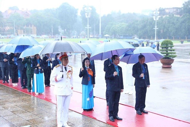 Phiên làm việc đầu tiên của Đại hội XIII Công đoàn Việt Nam Phiên làm việc đầu tiên của Đại hội XIII Công đoàn Việt Nam