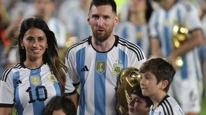 Top 10 WAGs sao sân cỏ giàu nhất: Victoria Beckham đứng đầu; bà xã Lionel Messi xếp thứ 5