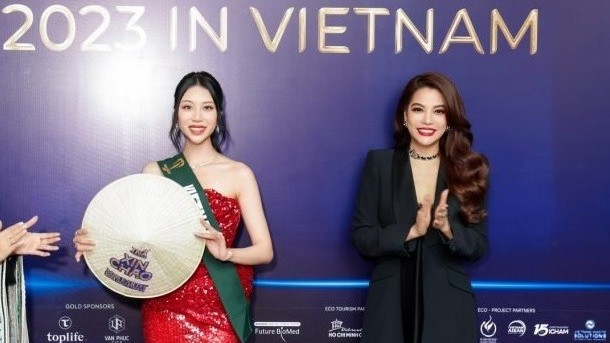 Hoa hậu Trái đất 2023: Bà Trương Ngọc Ánh trao sash và tặng nón lá Việt Nam cho các thí sinh