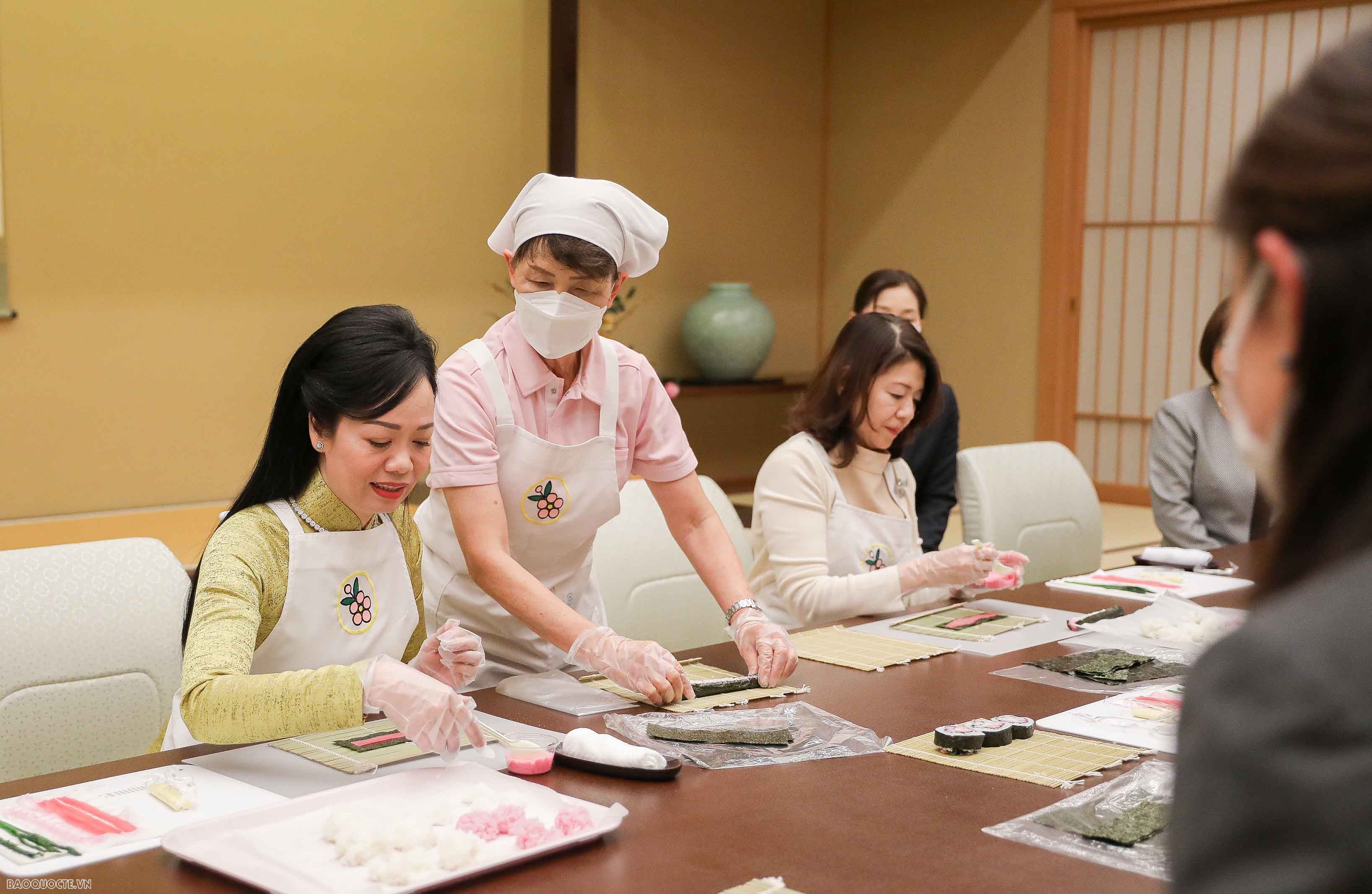 Phu nhân Chủ tịch nước trải nghiệm làm sushi, pha trà đạo và đồ thủ công truyền thống của Nhật Bản