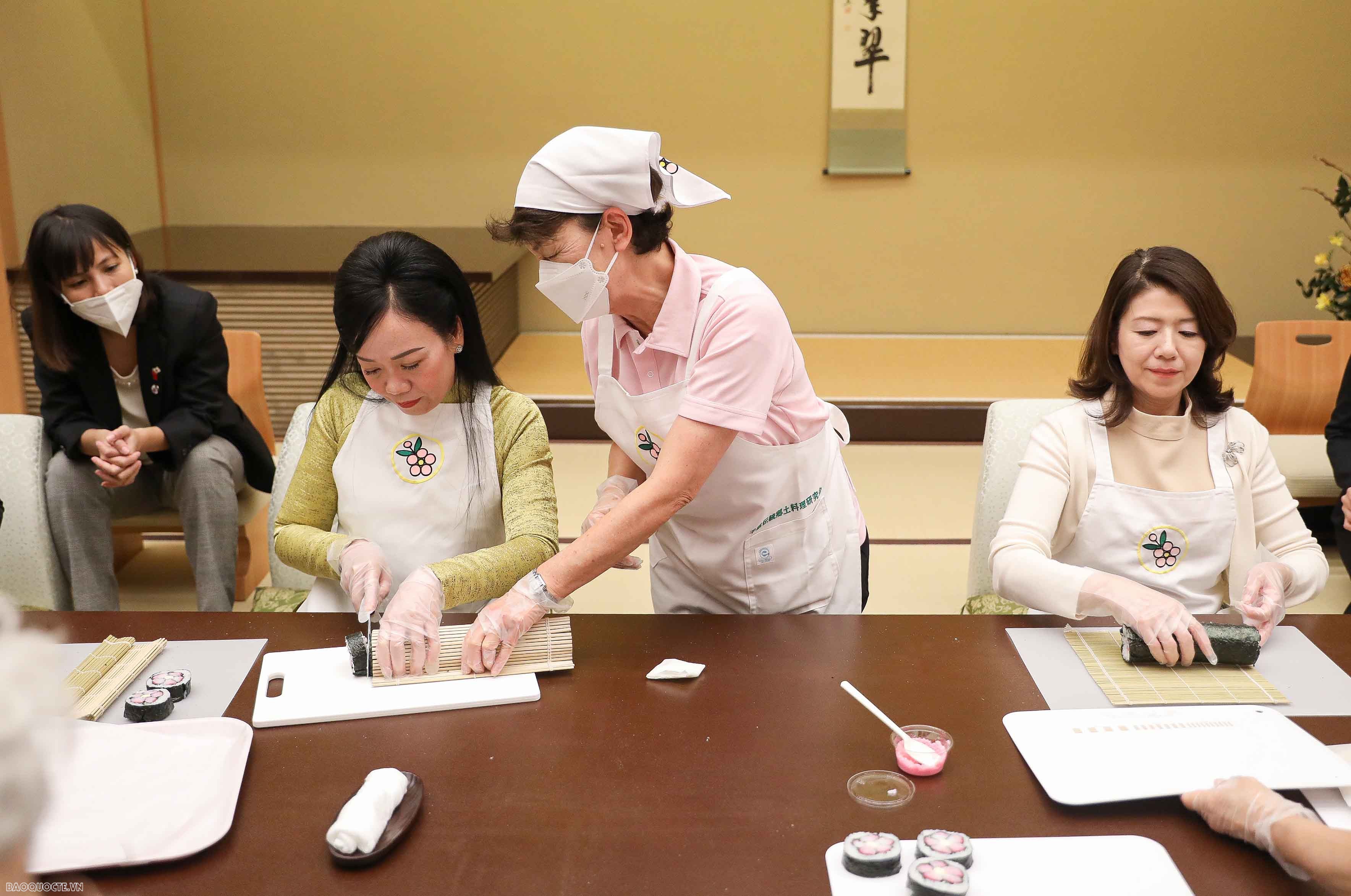 Phu nhân Chủ tịch nước trải nghiệm làm sushi, pha trà đạo và đồ thủ công truyền thống của Nhật Bản
