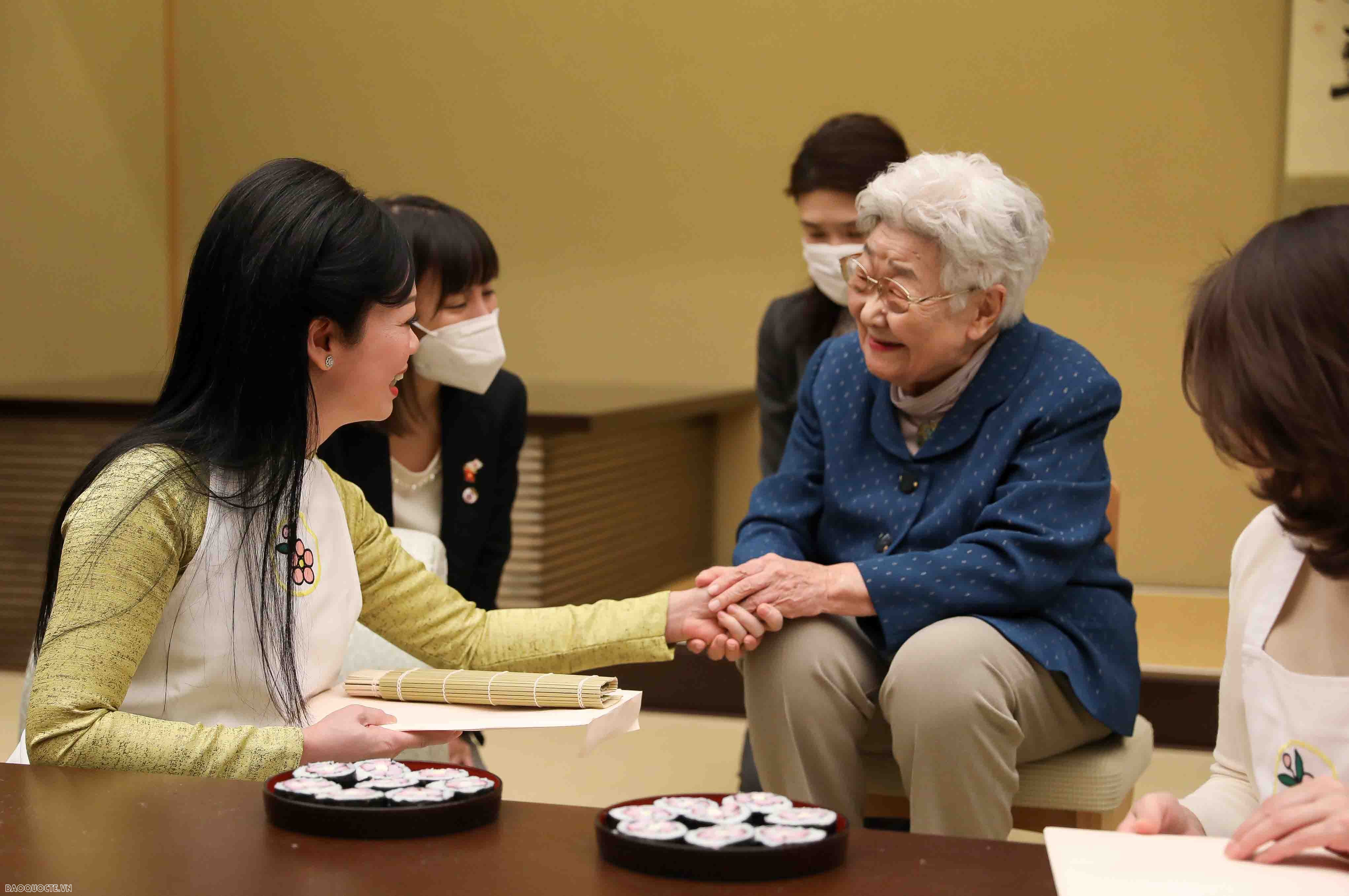 Phu nhân Chủ tịch nước trải nghiệm làm sushi, pha trà đạo và đồ thủ công truyền thống của Nhật Bản