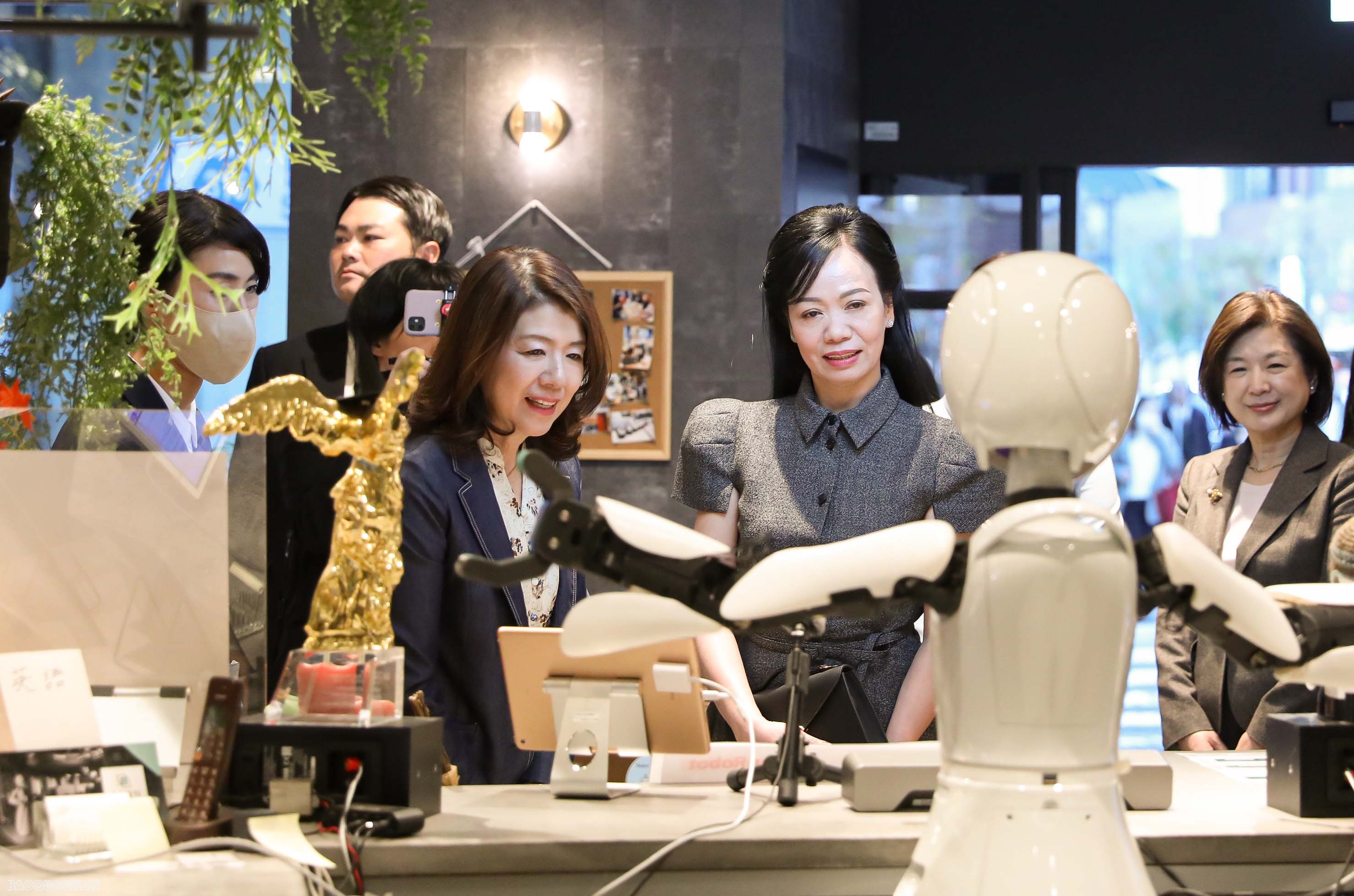 Phu nhân Chủ tịch nước trải nghiệm làm sushi, pha trà đạo và đồ thủ công truyền thống của Nhật Bản