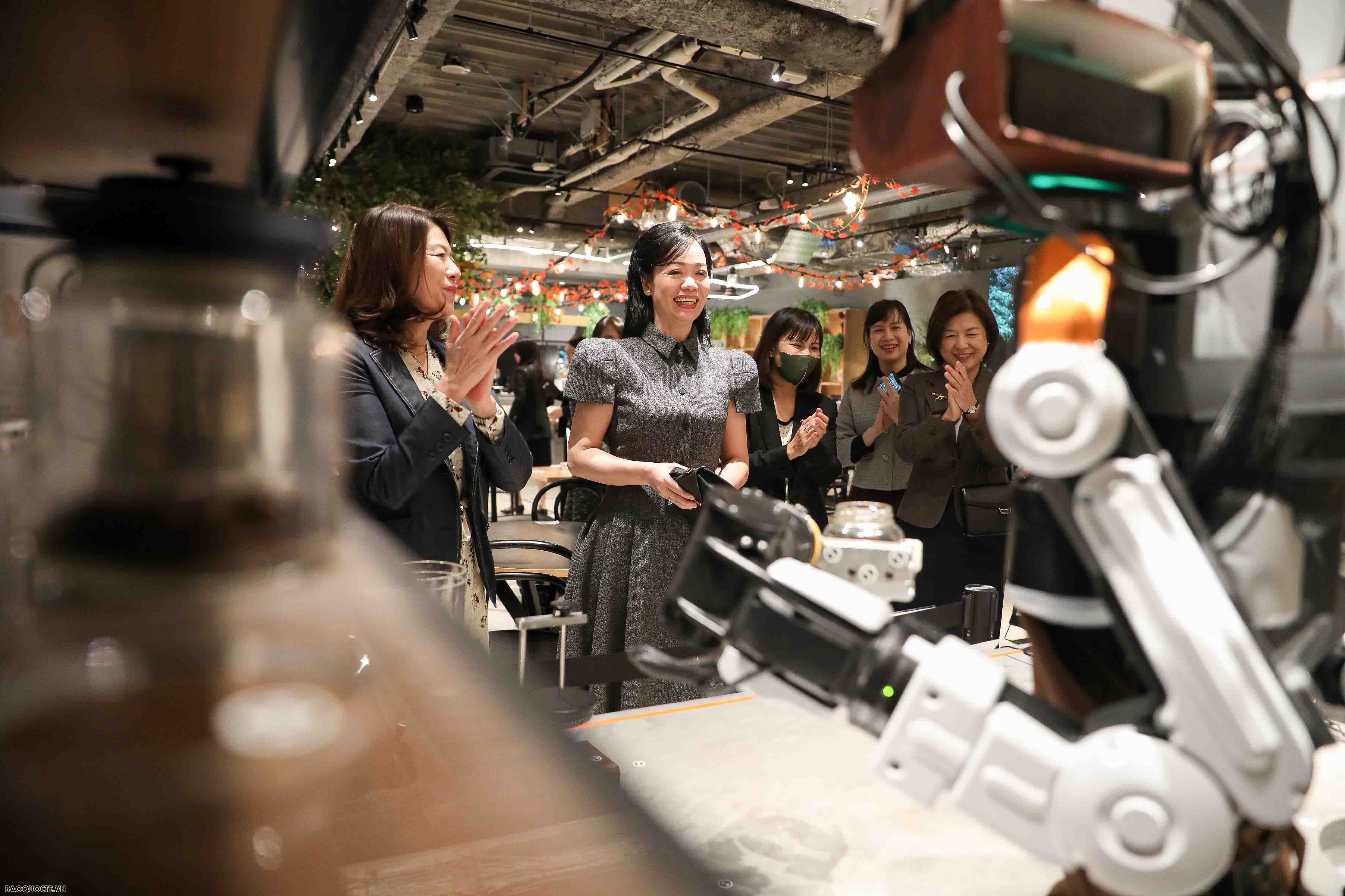 Phu nhân Chủ tịch nước trải nghiệm làm sushi, pha trà đạo và đồ thủ công truyền thống của Nhật Bản