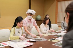 Phu nhân Chủ tịch nước trải nghiệm làm sushi, pha trà đạo và đồ thủ công truyền thống của Nhật Bản
