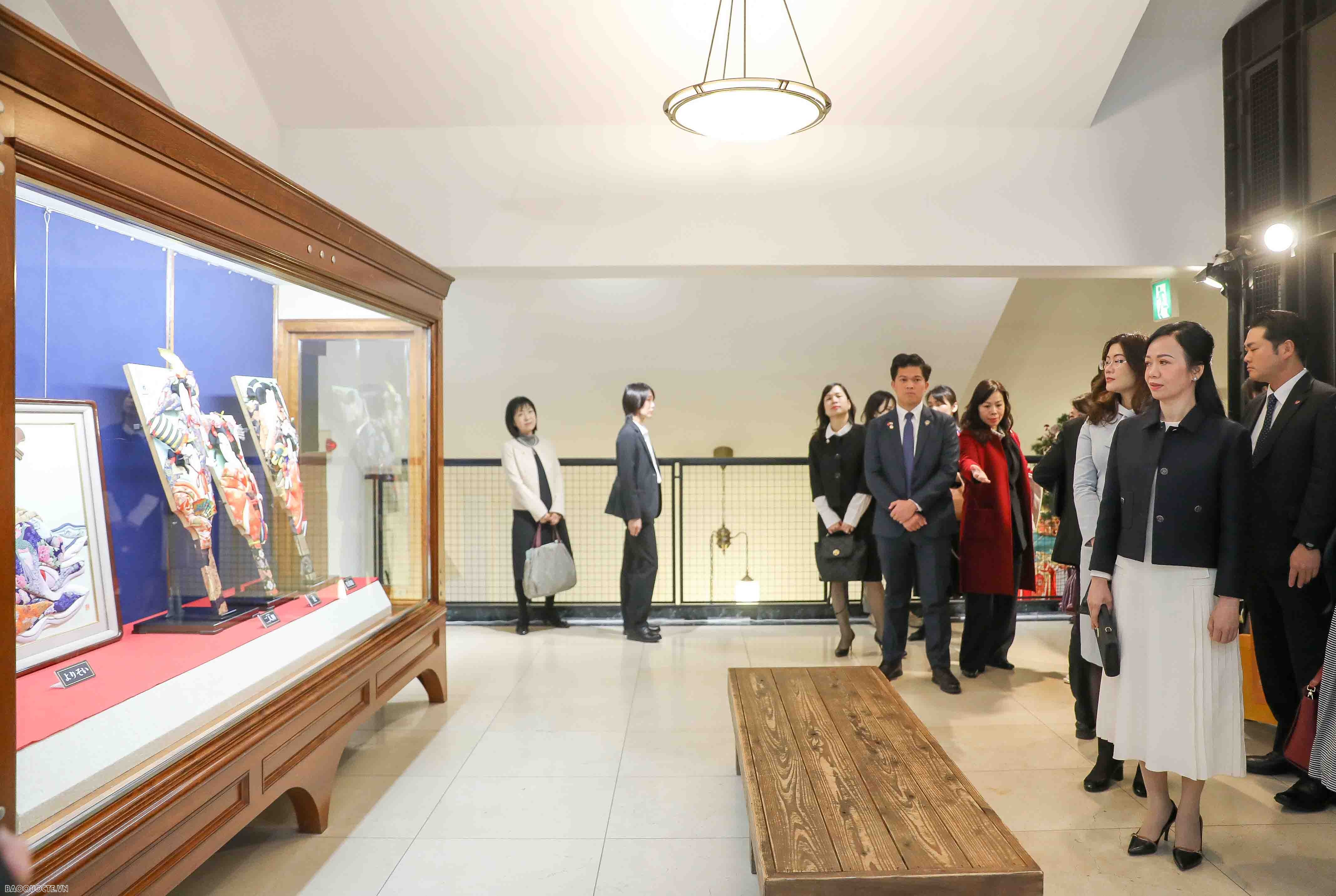 Phu nhân Chủ tịch nước trải nghiệm làm sushi, pha trà đạo và đồ thủ công truyền thống của Nhật Bản