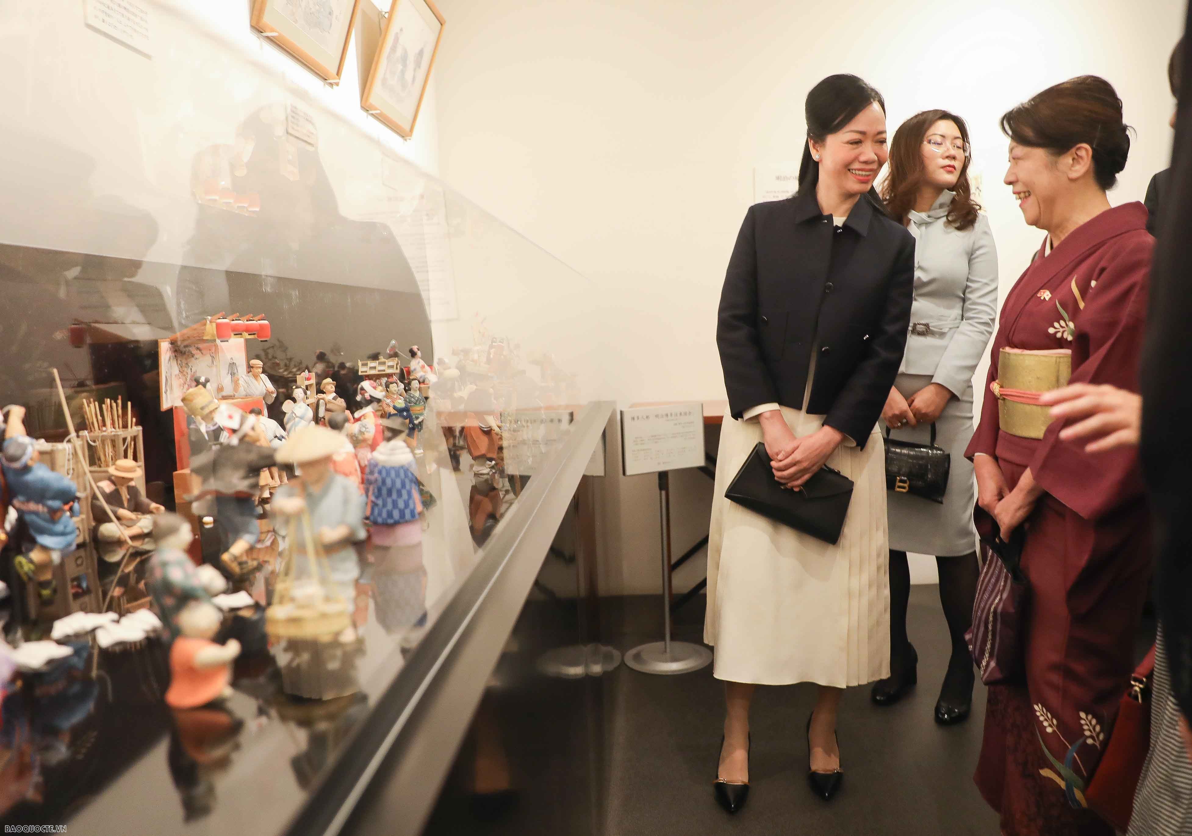 Phu nhân Chủ tịch nước trải nghiệm làm sushi, pha trà đạo và đồ thủ công truyền thống của Nhật Bản