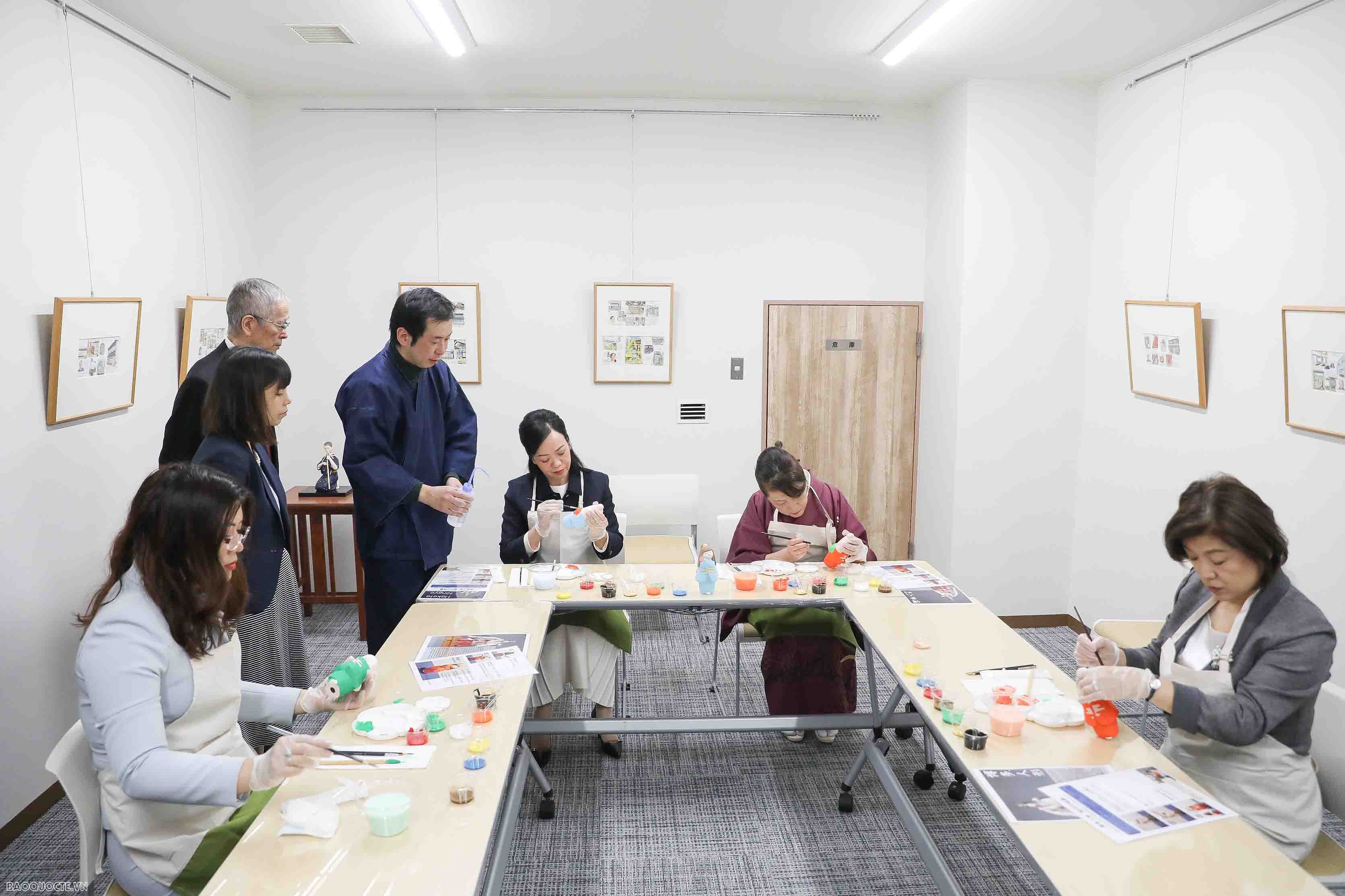 Phu nhân Chủ tịch nước trải nghiệm làm sushi, pha trà đạo và đồ thủ công truyền thống của Nhật Bản