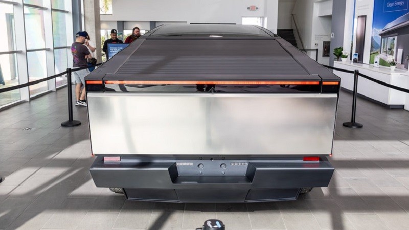 Cận cảnh siêu bán tải Tesla Cybertruck vừa trình làng, giá từ 60.900 USD Cận cảnh siêu bán tải Tesla Cybertruck vừa trình làng, giá từ 60.900 USD