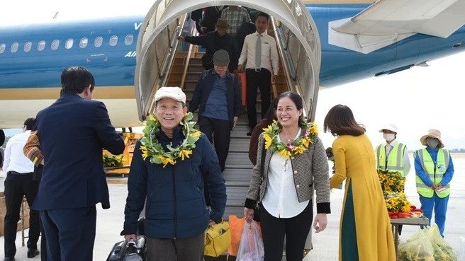 Điện Biên đón những hành khách đầu tiên trên chuyến bay Hà Nội - Điện Biên bằng Airbus A321