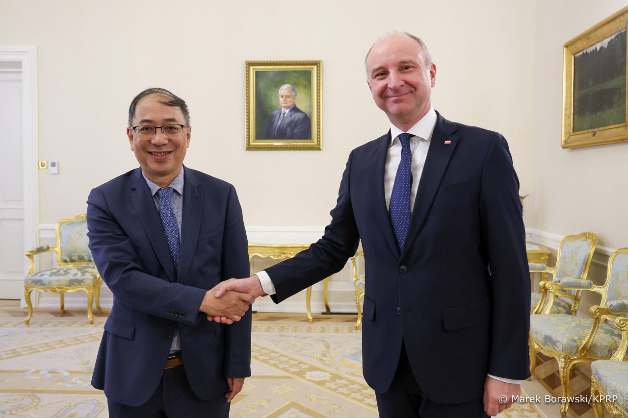 Đại sứ chào từ biệt ông Wojciech Kolarski– Bộ trưởng, Văn phòng Tổng thống. Đại sứ chào từ biệt ông Wojciech Kolarski– Bộ trưởng, Văn phòng Tổng thống.