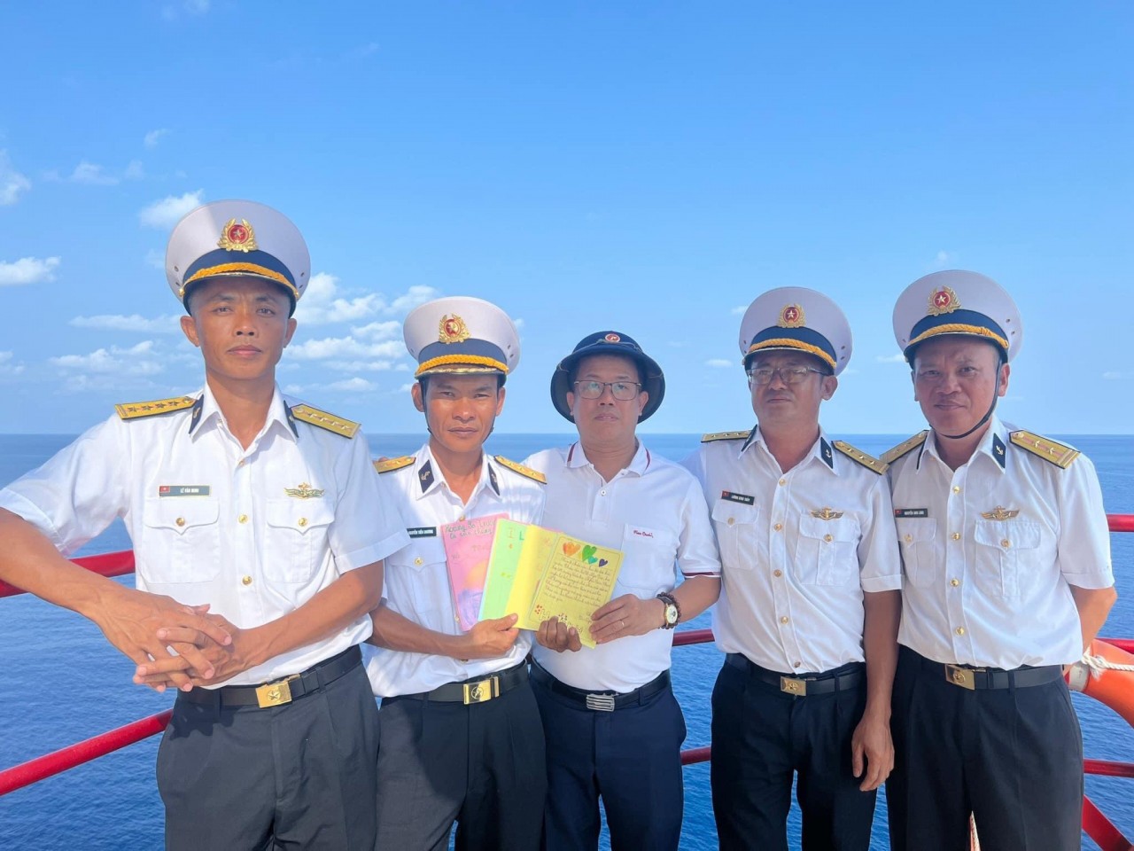 undefined Thư gửi Trường Sa: Món quà đong đầy tình cảm dành cho các cán bộ, chiến sĩ công tác ngoài đảo xa