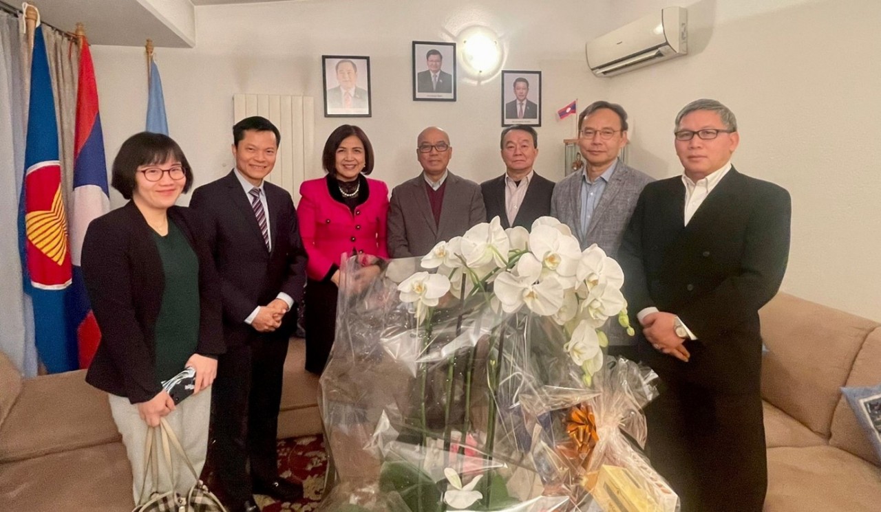 Đại sứ Lê Thị Tuyết Mai và Đại sứ Lào Latsamy Keomany khẳng định toàn thể cán bộ, nhân viên của các Cơ quan đại diện của Việt Nam và Lào tại Geneva sẽ tiếp tục phối hợp chặt chẽ và hỗ trợ lẫn nhau, đóng góp tích cực cho mối quan hệ đặc biệt, hợp tác toàn diện giữa hai nước. (Nguồn: Phái đoàn Việt Nam tại Geneva) Đại sứ Lê Thị Tuyết Mai và Đại sứ Lào Latsamy Keomany khẳng định toàn thể cán bộ, nhân viên của các Cơ quan đại diện của Việt Nam và Lào tại Geneva sẽ tiếp tục phối hợp chặt chẽ và hỗ trợ lẫn nhau, đóng góp tích cực cho mối quan hệ đặc biệt, hợp tác toàn diện giữa hai nước. (Nguồn: Phái đoàn Việt Nam tại Geneva)