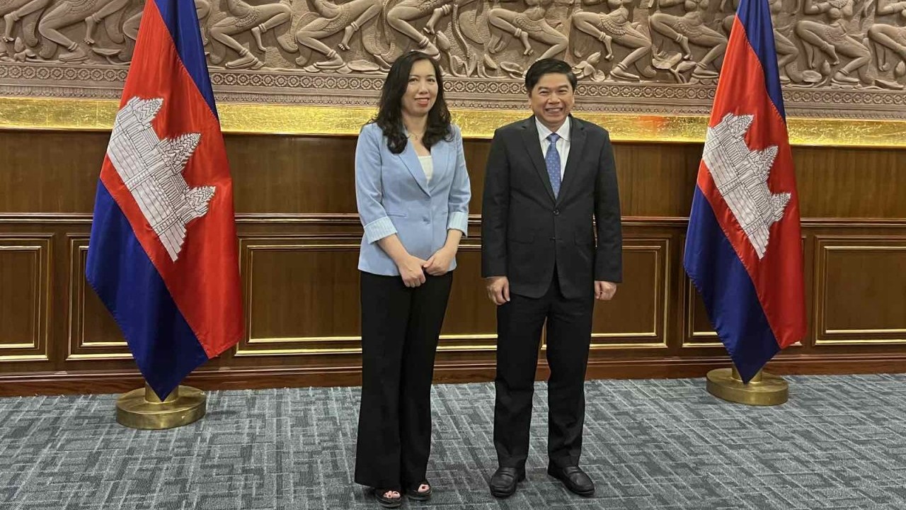 Thứ trưởng Lê Thị Thu Hằng thăm và làm việc tại Campuchia