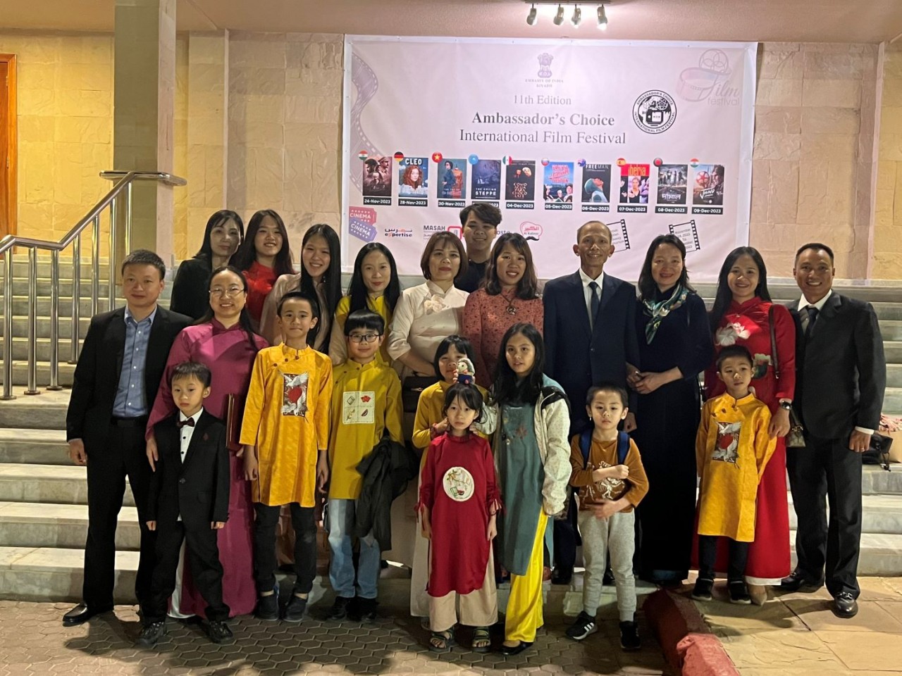 Toàn thể cán bộ Đại sứ quán và gia đình tham gia chuẩn bị cho buổi chiếu phim. Toàn thể cán bộ Đại sứ quán và gia đình tham gia chuẩn bị cho buổi chiếu phim.