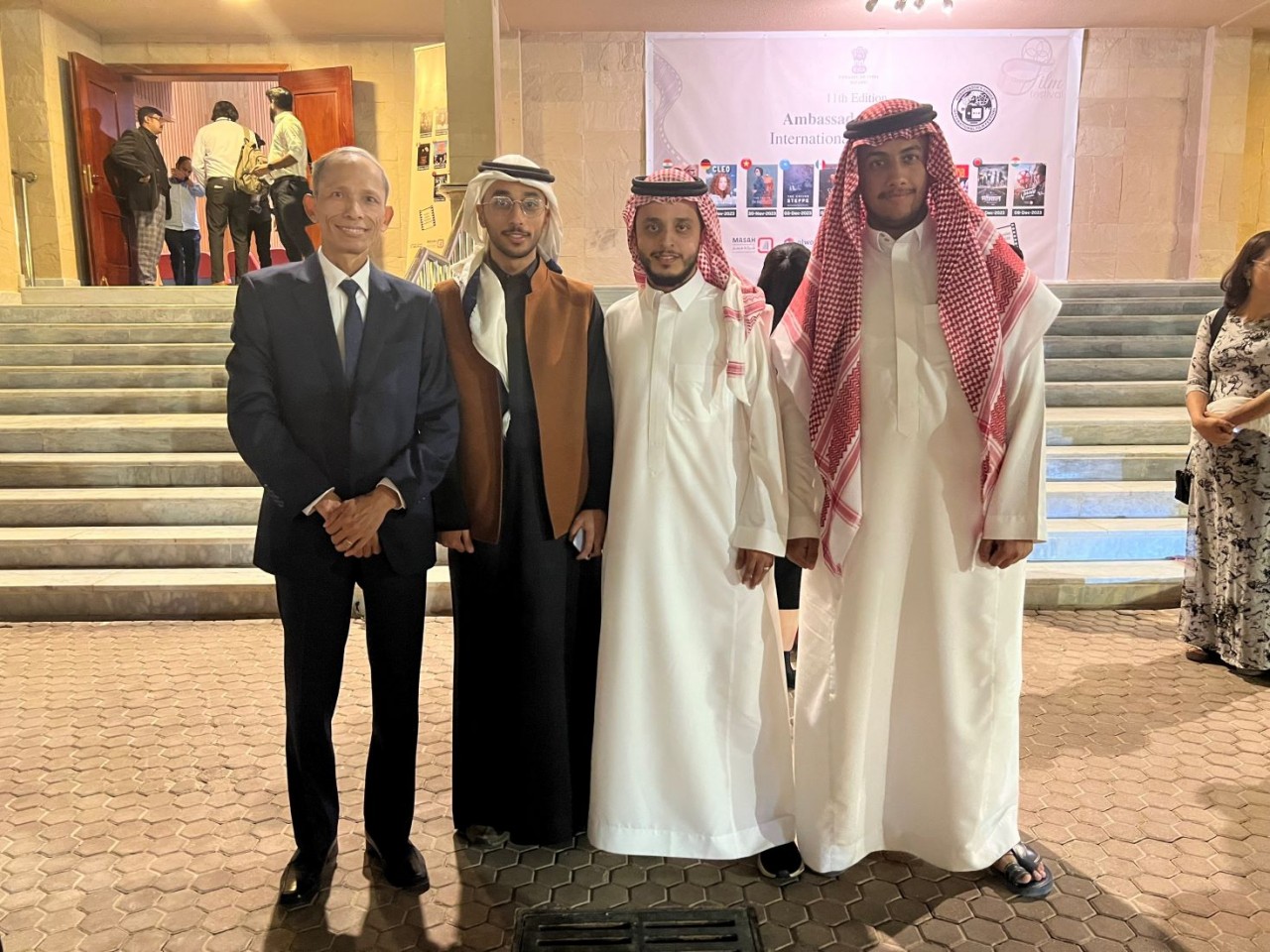 Đại sứ Đặng Xuân Dũng và khán giả Saudi sau buổi chiếu phim. Đại sứ Đặng Xuân Dũng và khán giả Saudi sau buổi chiếu phim.
