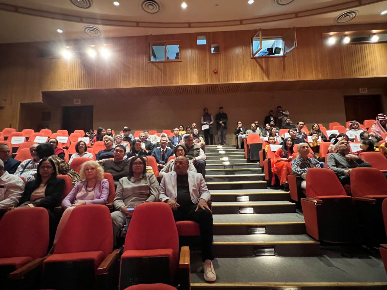 Đông đảo khán giả tham dự buổi chiếu phim. Đông đảo khán giả tham dự buổi chiếu phim.