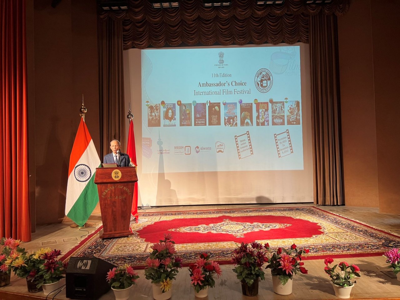 Đại sứ Đặng Xuân Dũng phát biểu khai mạc buổi chiếu phim. Đại sứ Đặng Xuân Dũng phát biểu khai mạc buổi chiếu phim.