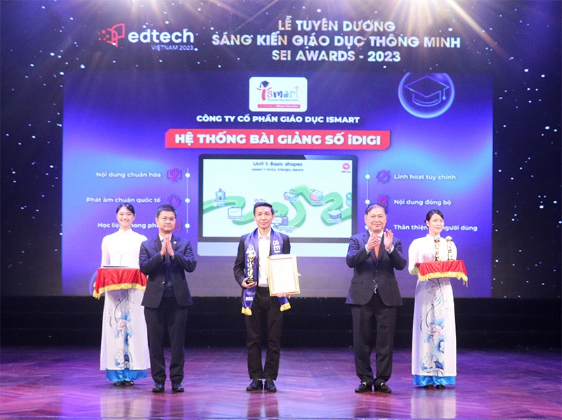 Đại diện iSMART Education nhận giải cho hạng mục Ảnh hưởng Giáo dục của năm tại Lễ tuyên dương Sáng kiến Giáo dục thông Minh - SEI Awards 2023 Đại diện iSMART Education nhận giải cho hạng mục Ảnh hưởng Giáo dục của năm tại Lễ tuyên dương Sáng kiến Giáo dục thông Minh - SEI Awards 2023