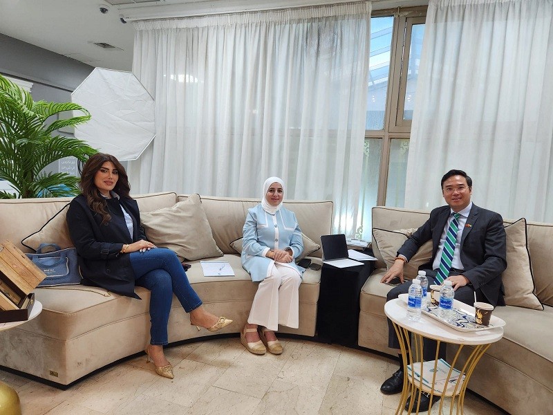 Đại sứ Ngô Toàn Thắng làm việc với đại diện Hiệp hội khách du lịch Kuwait