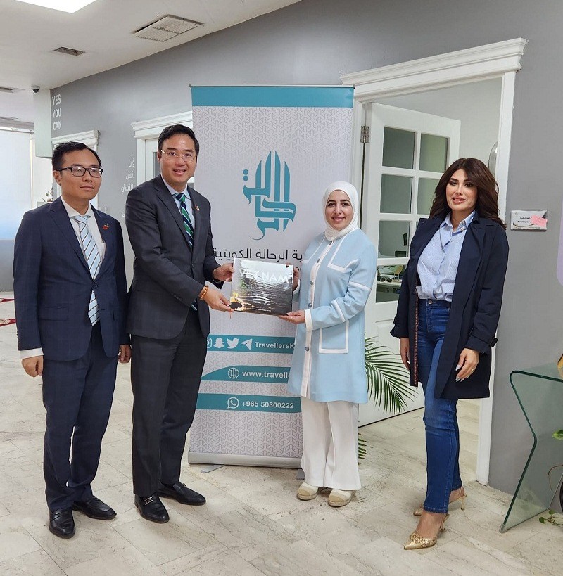 Đại sứ Ngô Toàn Thắng làm việc với đại diện Hiệp hội khách du lịch Kuwait