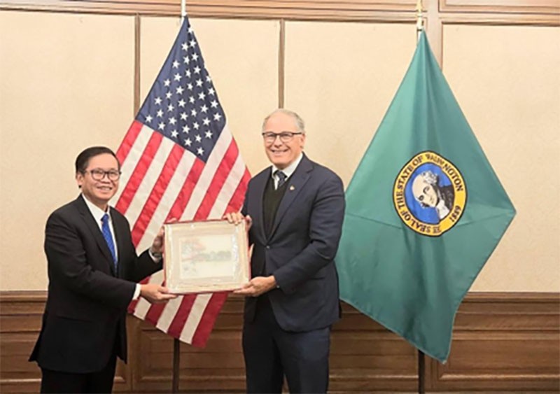 Tổng lãnh sự Hoàng Anh Tuấn làm việc với Thống đốc bang WA Jay Inslee
