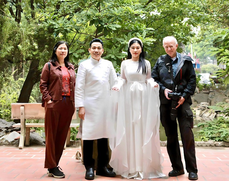 Ông Jean Michel Gallet, NSƯT Hương Giang, Nhà báo Vương Xuân Nguyên và chị Mai Hoa là những nhân vật trong MV.