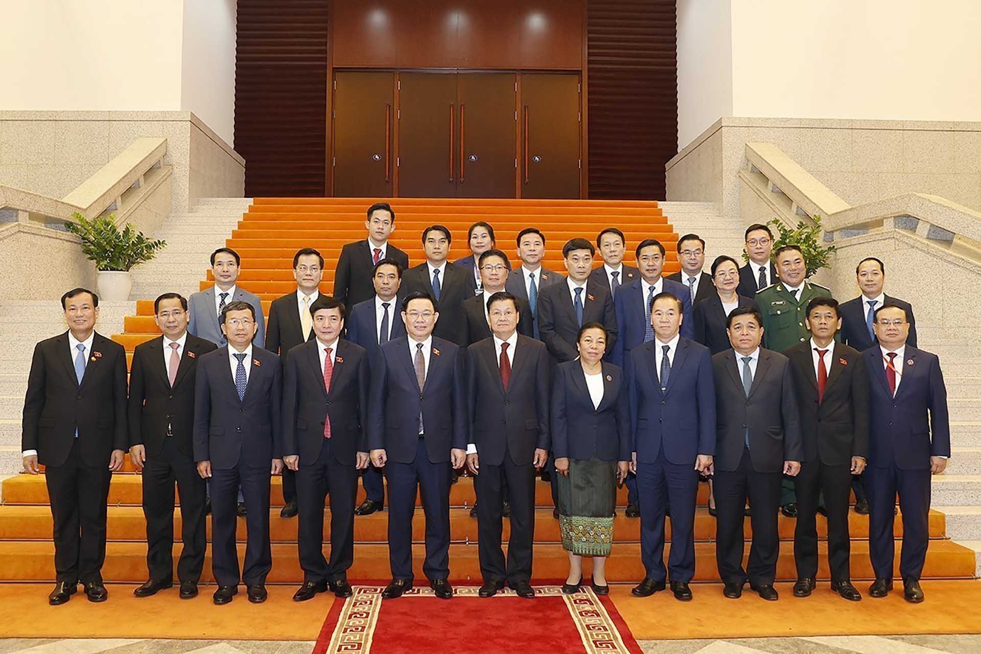 Chủ tịch Quốc hội Vương Đình Huệ và Tổng Bí thư, Chủ tịch nước Lào Thongloun Sisoulith cùng đoàn đại biểu hai nước. (Nguồn: TTXVN) Chủ tịch Quốc hội Vương Đình Huệ và Tổng Bí thư, Chủ tịch nước Lào Thongloun Sisoulith cùng đoàn đại biểu hai nước. (Nguồn: TTXVN)