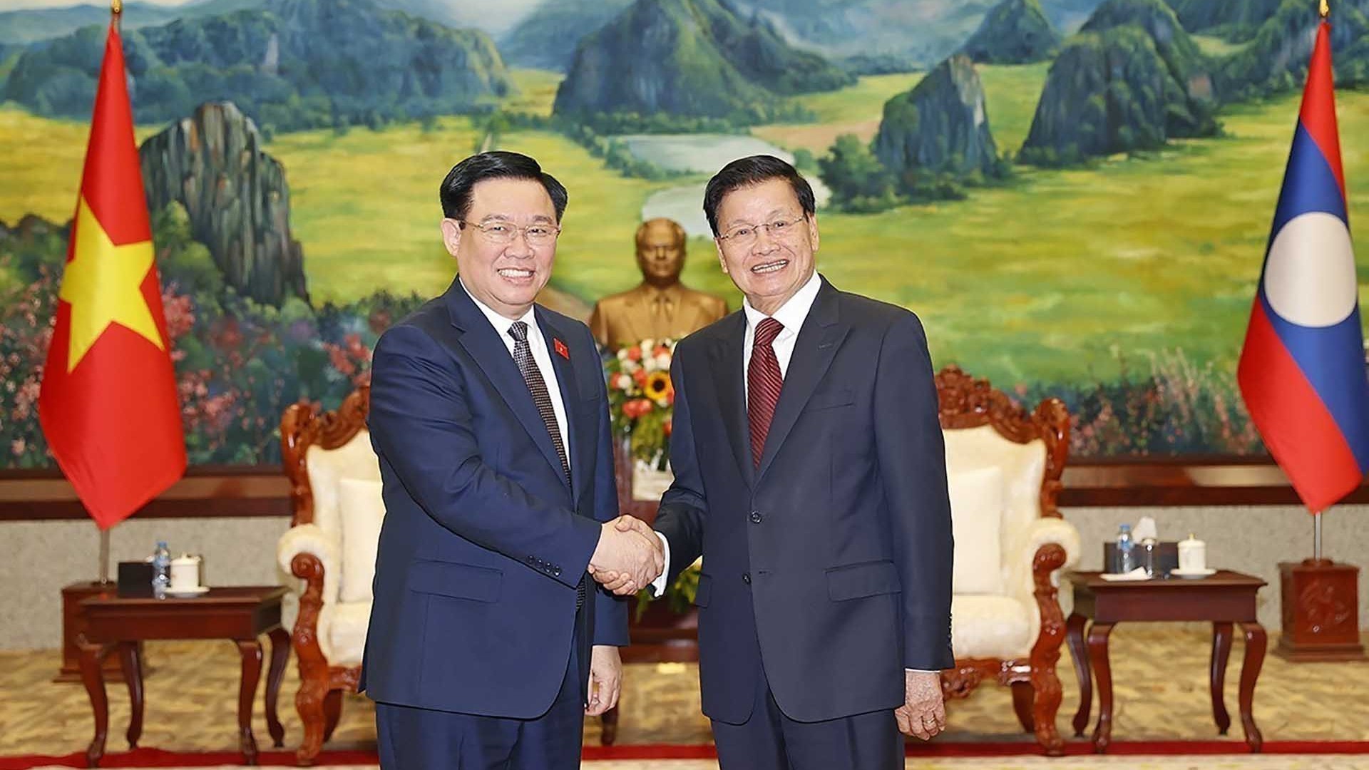 Chủ tịch Quốc hội Vương Đình Huệ hội kiến Tổng Bí thư, Chủ tịch nước Lào
