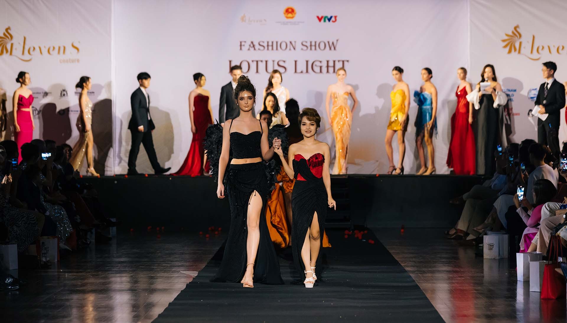 Điểm nhấn của sự kiện là màn trình diễn bộ sưu tập áo dài và áo dạ hội của nhà thiết kế trẻ Trần Phương Hoa.