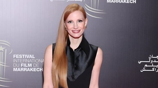 Đổi phong cách với đầm NTK Công Trí, diễn viên Jessica Chastain được khen hết lời