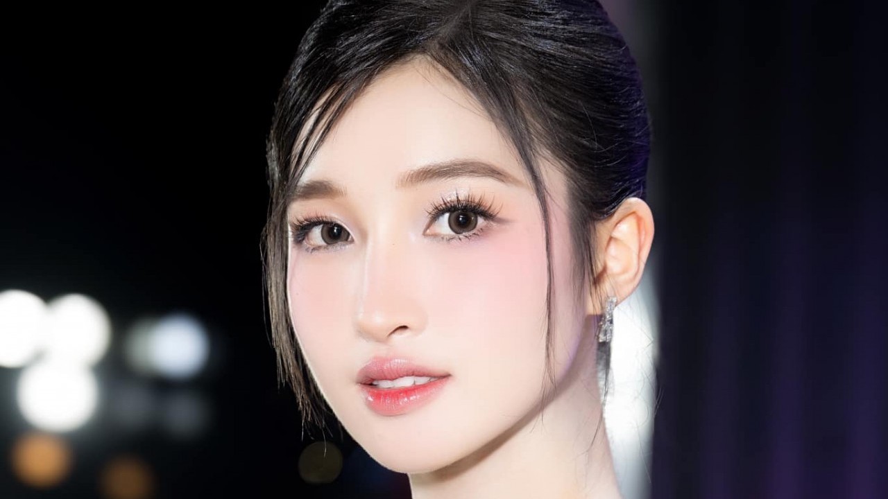 Á hậu Nguyễn Phương Nhi khoe vóc dáng gợi cảm cùng đôi chân dài miên man