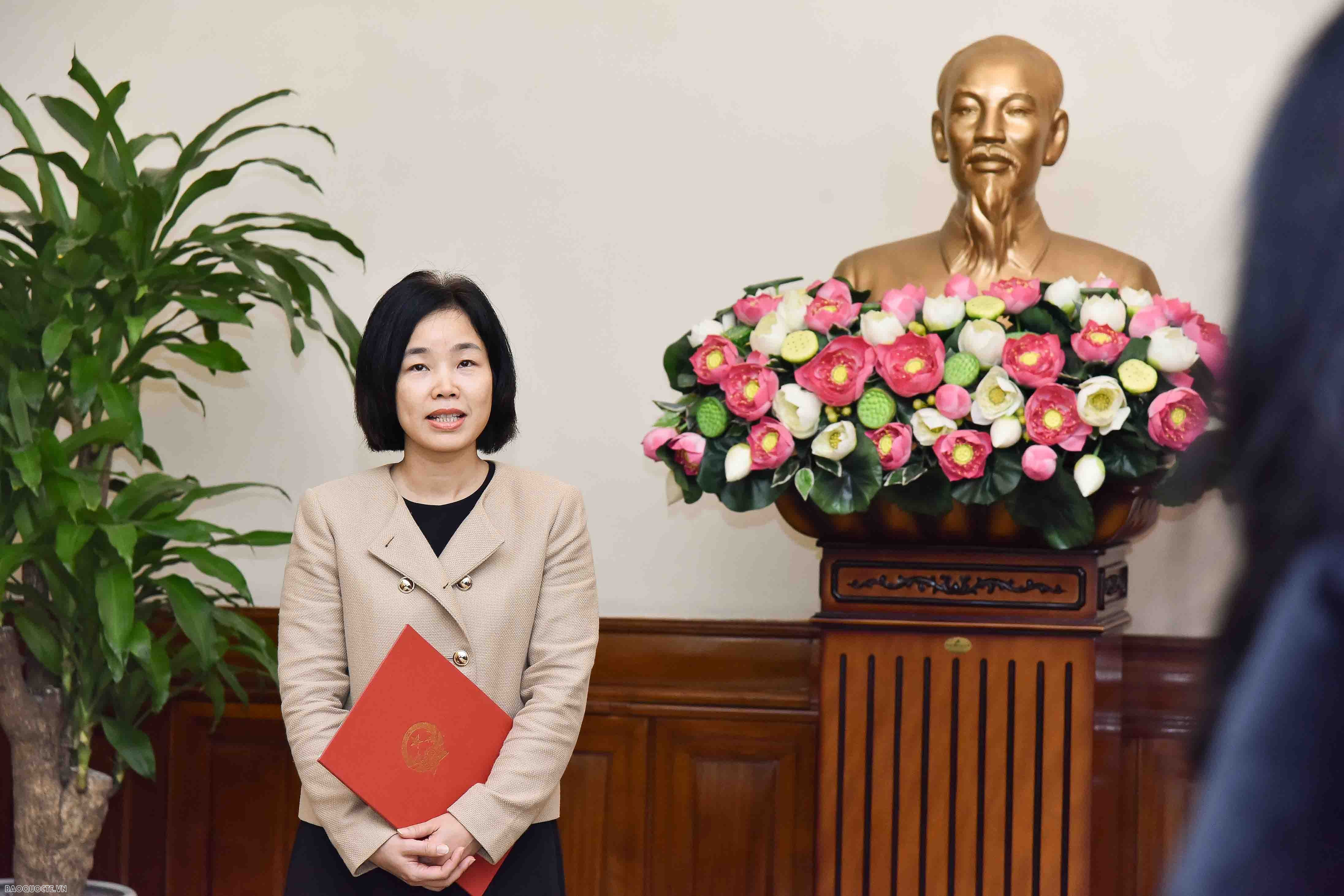 Thứ trưởng tin tưởng, với kinh nghiệm và năng lực trông công tác đối ngoại của bà Hoàng Thị Thanh Nga và bà Trần Thị Thu Thìn sẽ tiếp tục phát huy vai trò, năng lực của mình để xây dựng, phát triển đơn vị, đóng góp hiệu quả vào công tác chuyên môn, góp phần đưa công tác của Bộ và đơn vị ngày càng phát triển.