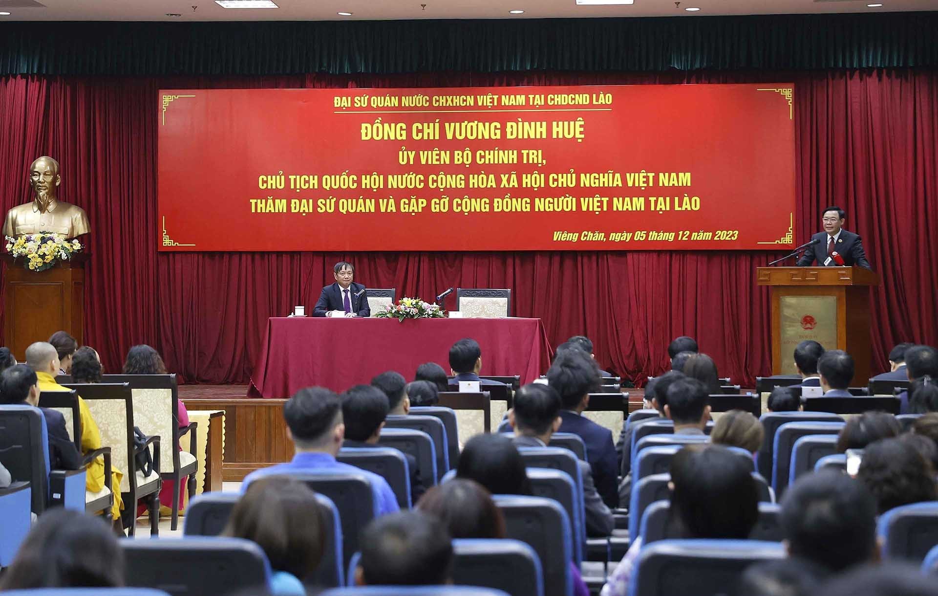 Chủ tịch Quốc hội thăm Đại sứ quán và gặp gỡ cộng đồng người Việt Nam tại Lào