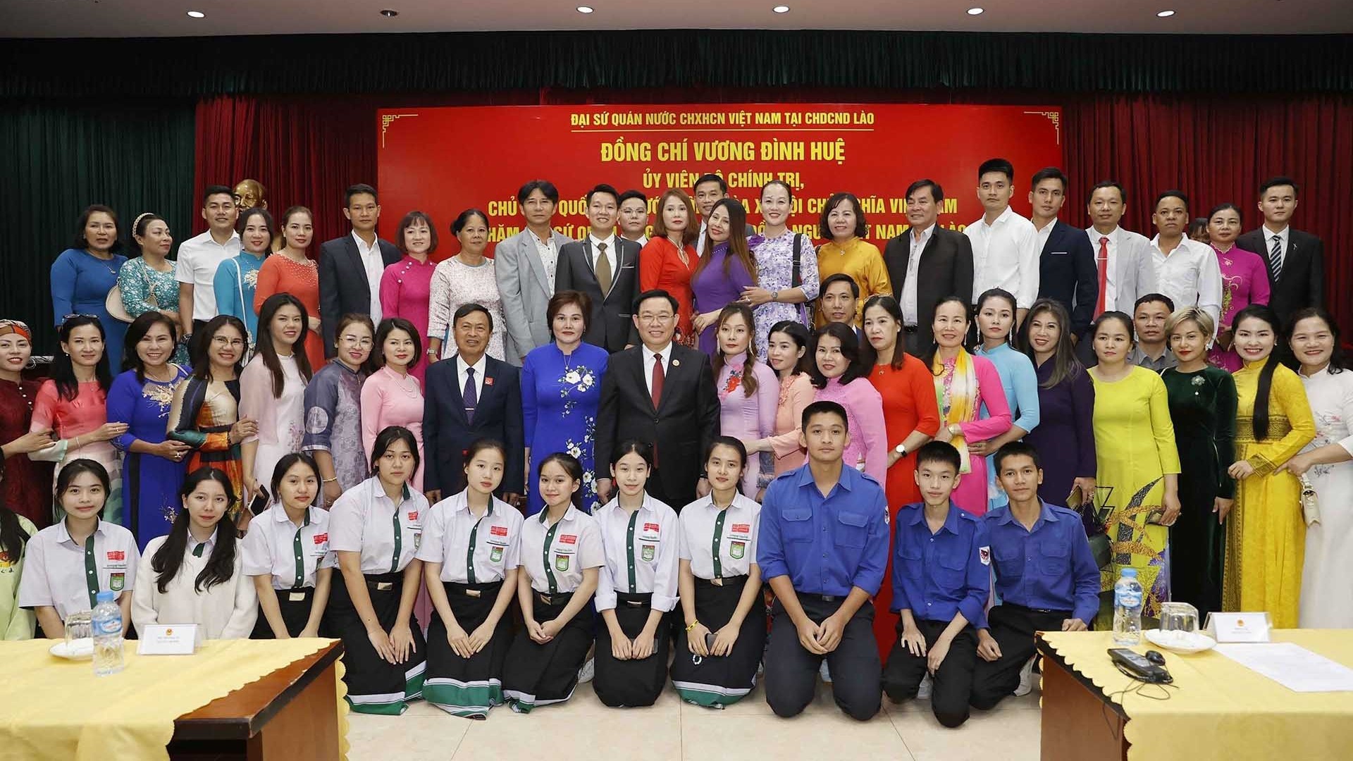 Chủ tịch Quốc hội thăm Đại sứ quán và gặp gỡ cộng đồng người Việt Nam tại Lào