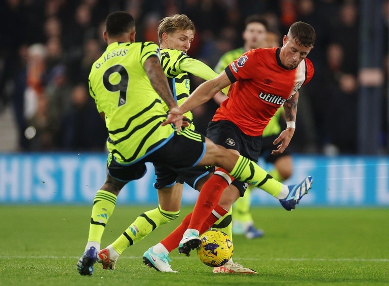 Arsenal (áo xanh) nhập cuộc hứng khởi trên sân khách.