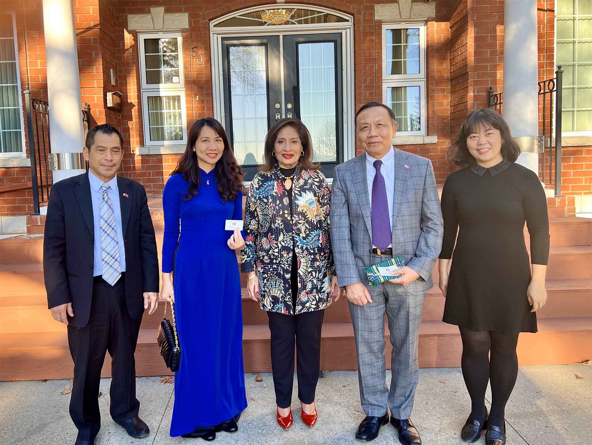 Tổng lãnh sự Nguyễn Quang Trung chào xã giao bà Salma Lakhani, Thống đốc tỉnh bang AB.