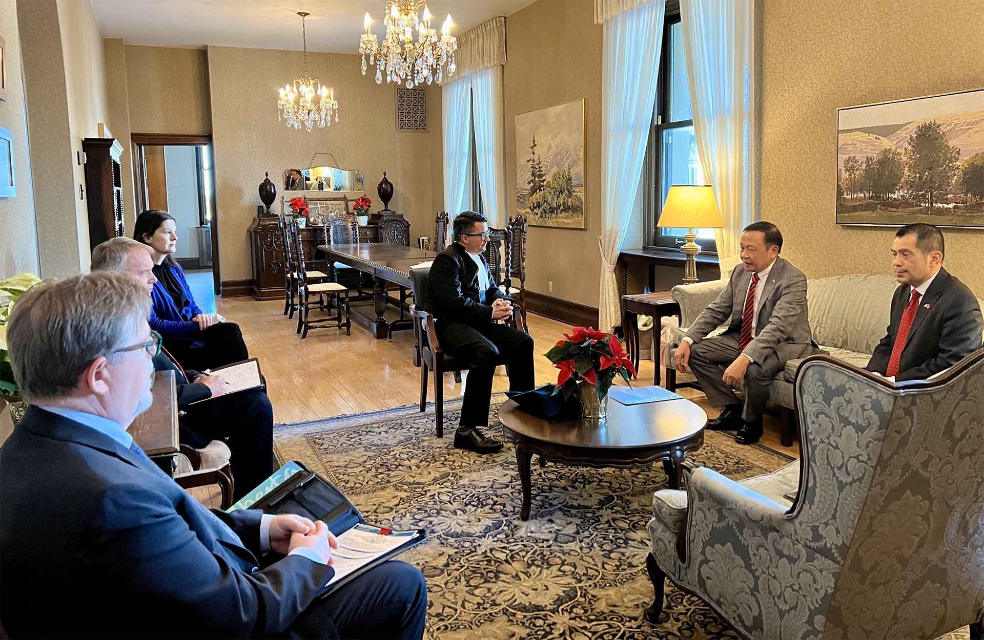 Tổng lãnh sự Nguyễn Quang Trung chào xã giao ông Nathan Cooper, Chủ tịch Quốc hội tỉnh bang.