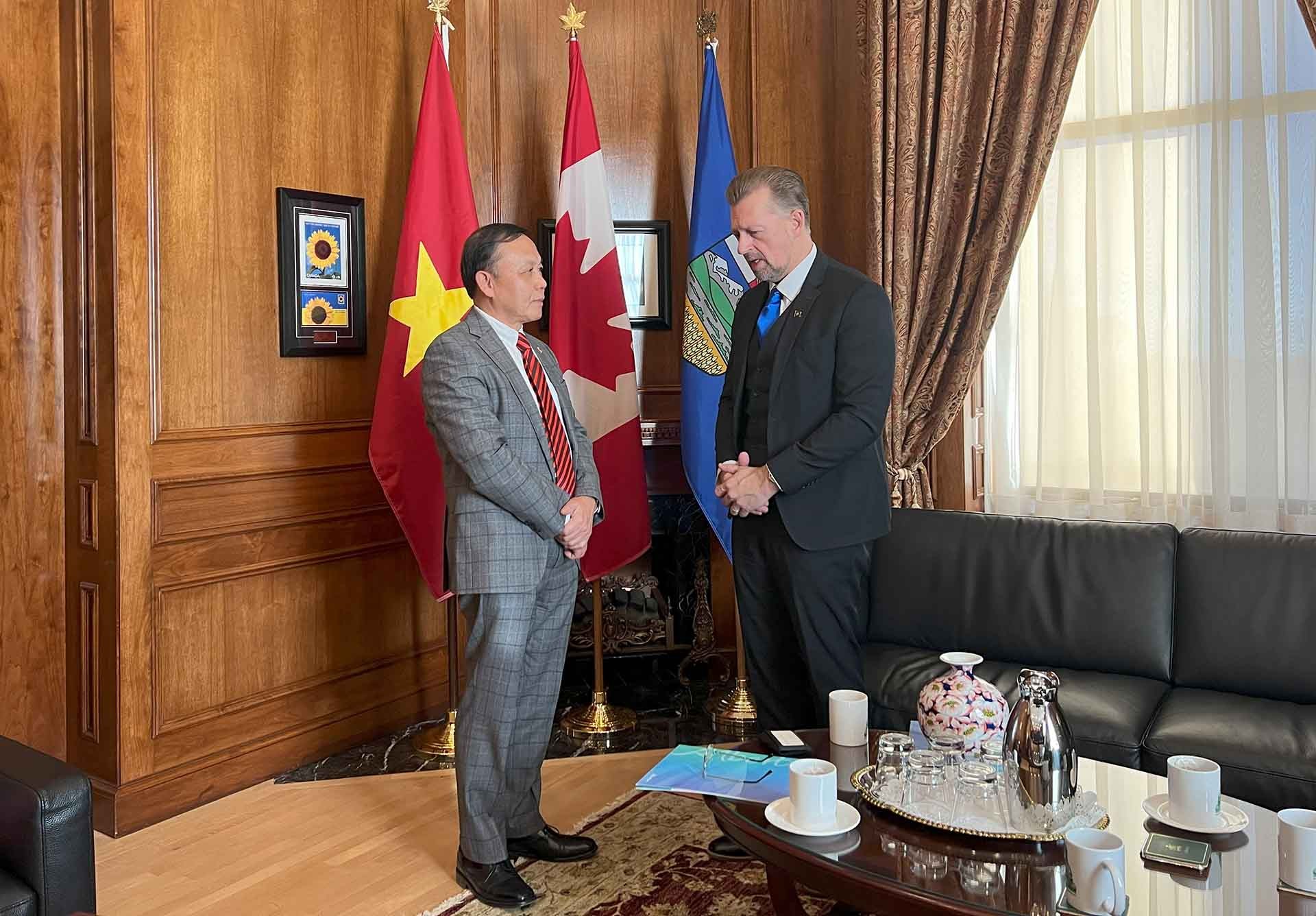 Tổng Lãnh sự Nguyễn Quang Trung chào xã giao ông Mike Ellis, Phó Thủ hiến kiêm Bộ trưởng Bộ An ninh và tình trạng khẩn cấp của tỉnh bang AB.